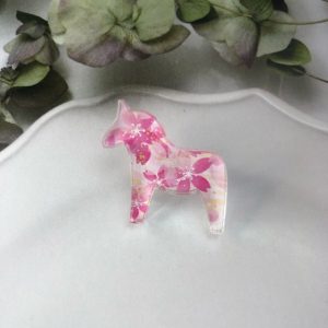 馬のピンバッジ「ハッピーホース」桜の花