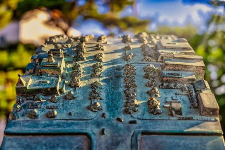 蹄鉄型道路案内板　作：大森達郎