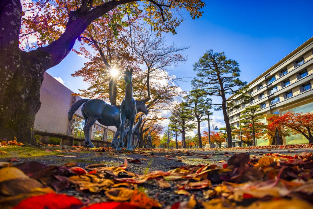 十和田市官庁街通り | 紅葉と松と馬