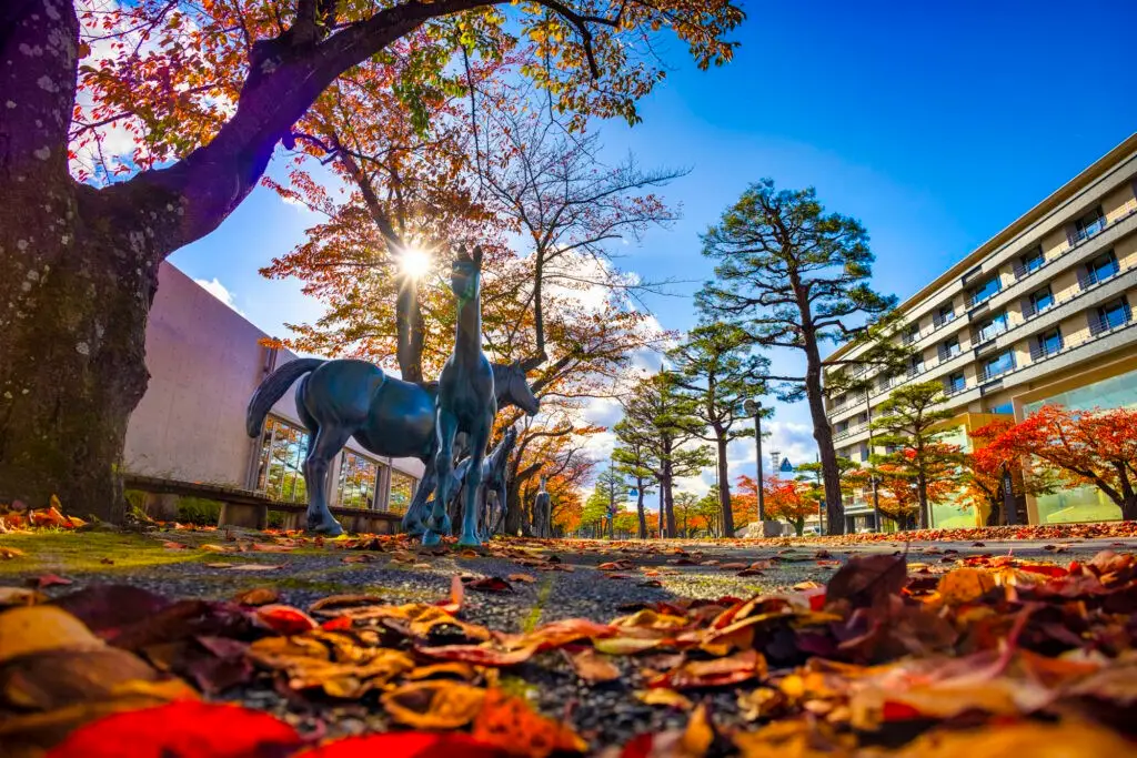 十和田市官庁街通り | 紅葉と松と馬