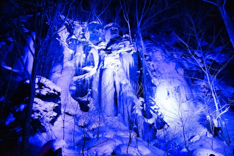 奥入瀬渓流-氷瀑ライトアップ