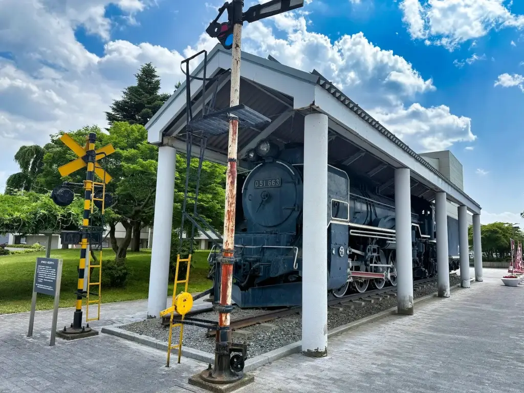 D51-663号 蒸気機関車｜十和田市民文化センターに保存される鉄道遺産