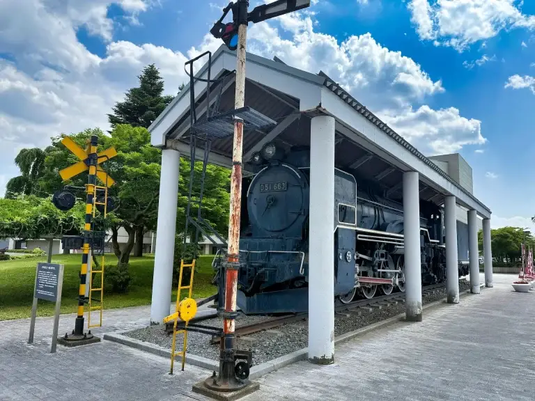 D51-663号 蒸気機関車｜十和田市民文化センターに保存される鉄道遺産