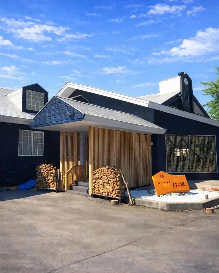 奥入瀬渓流温泉 灯と楓｜全7室の小さな宿、源泉掛け流し露天風呂と地元食材の食事処｜青森県十和田市