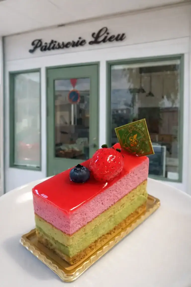 パティスリーリュー 十和田市 店舗前で撮影した赤いケーキの写真