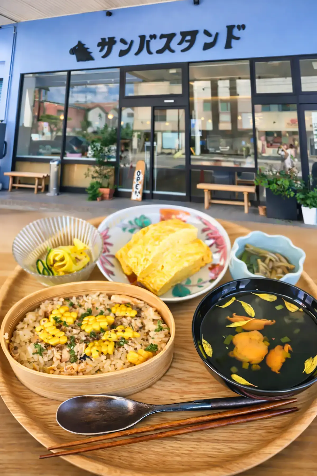 サンバスタンド 十和田市 ランチプレートと店舗外観