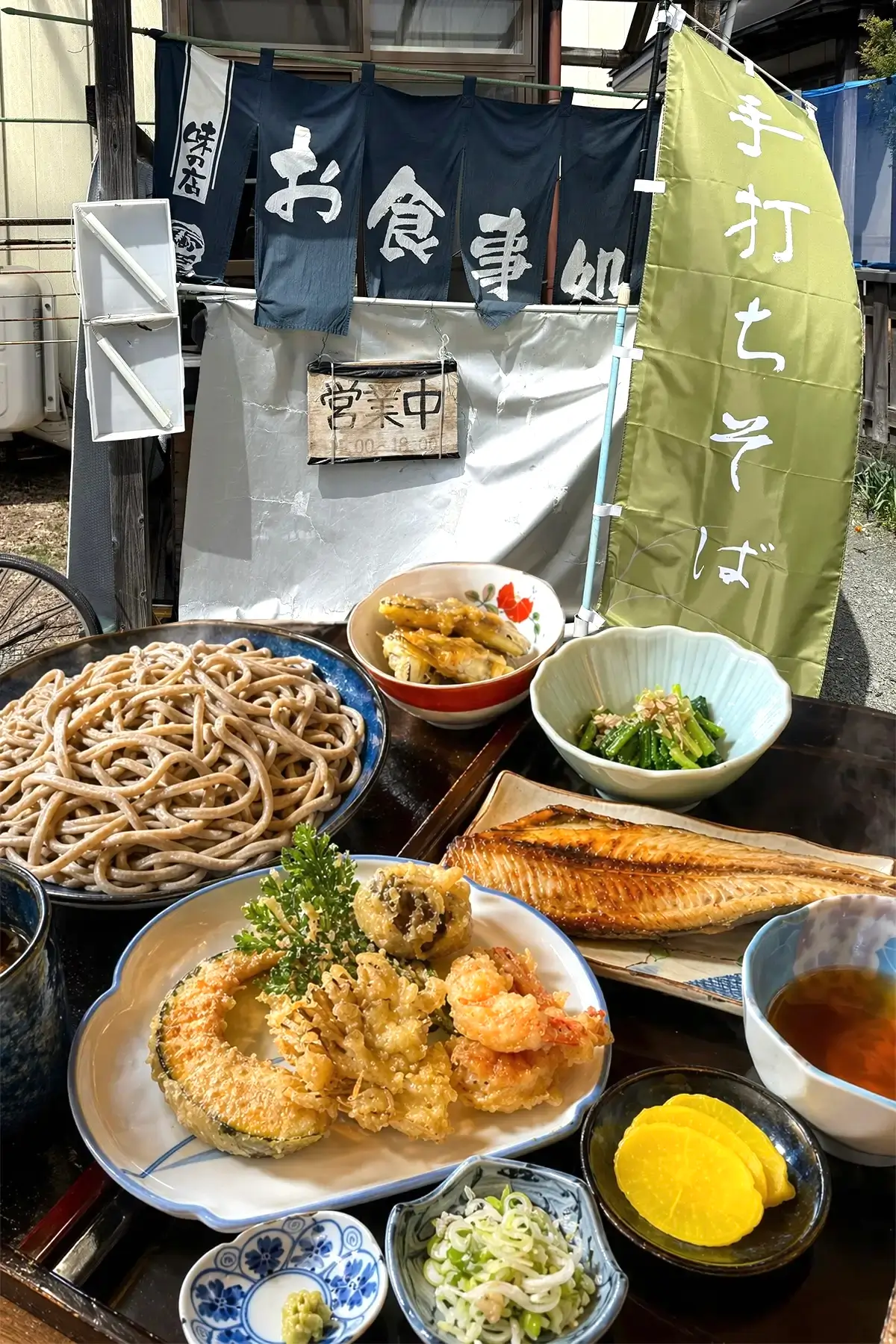 お食事処 髙橋 十和田市 店舗外観と天ぷら定食・手打ちそばの画像