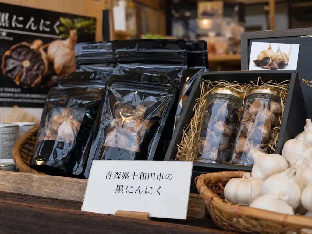 十和田市の黒にんにく商品を並べた店頭販売イメージ