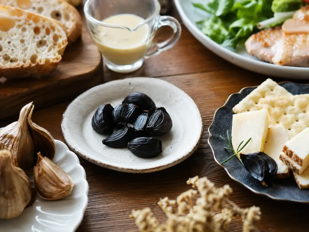 黒にんにくをパンやチーズ、クラッカーと合わせた食卓